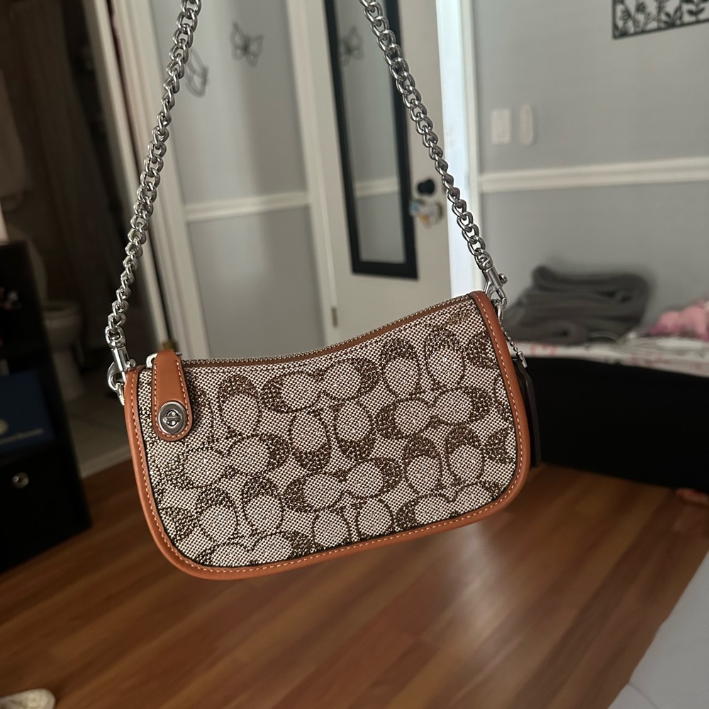 Coach swinger 20 in crystal signature jacquard